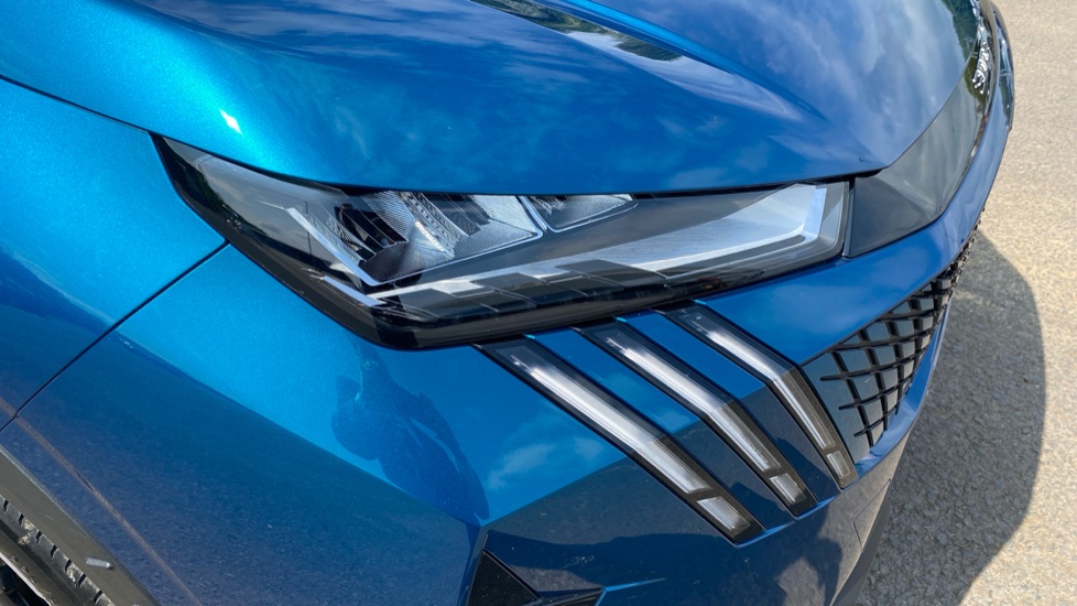 Peugeot 3008 1.2 Hybrid 136 Allure 5dr e-DSC6 Petrol Estate - Image 40