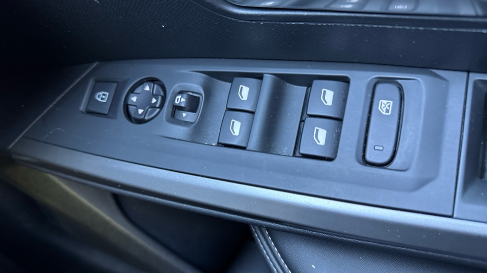 Peugeot 3008 1.2 Hybrid 136 Allure 5dr e-DSC6 Petrol Estate - Image 27