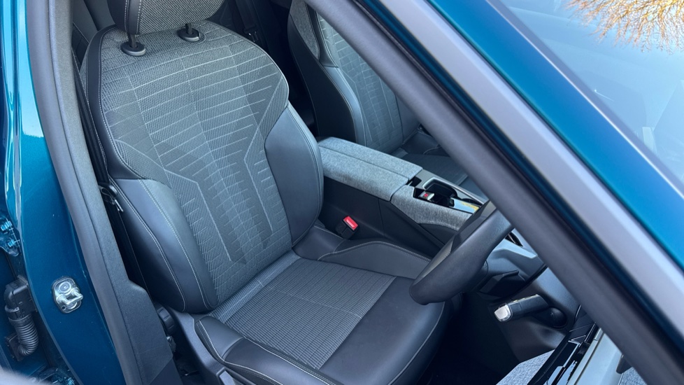 Peugeot 3008 1.2 Hybrid 136 Allure 5dr e-DSC6 Petrol Estate - Image 30