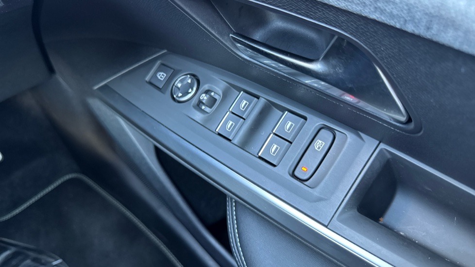 Peugeot 3008 1.2 Hybrid 136 GT 5dr e-DSC6 Petrol Estate - Image 33
