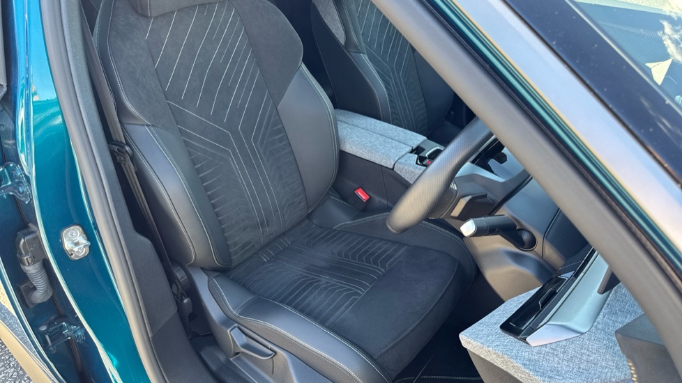Peugeot 3008 1.2 Hybrid 136 GT 5dr e-DSC6 Petrol Estate - Image 36