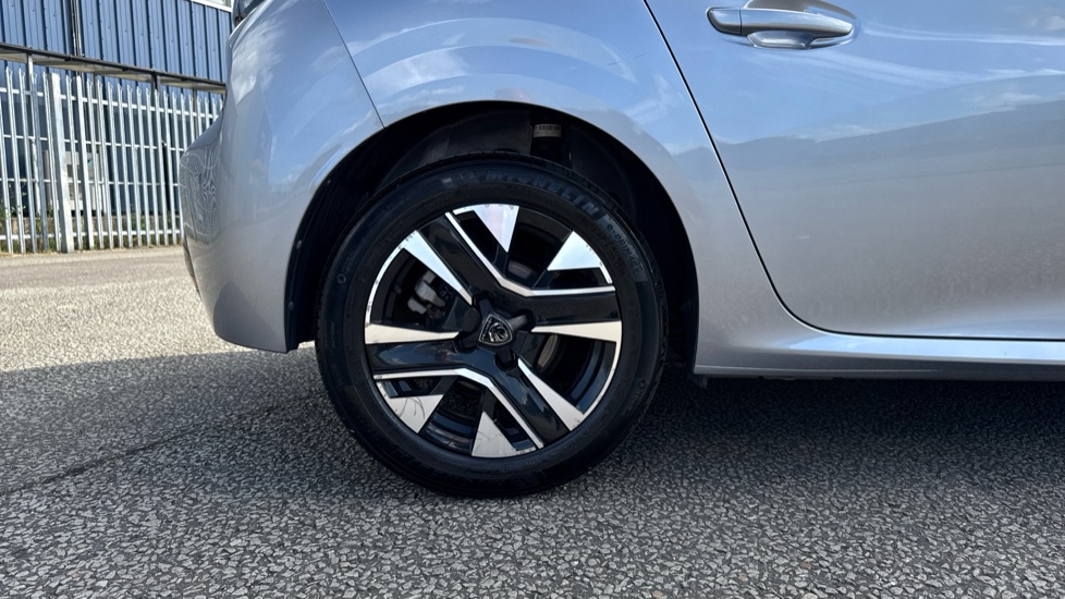 Peugeot 208 1.2 PureTech 100 Allure 5dr Petrol Hatchback - Image 7