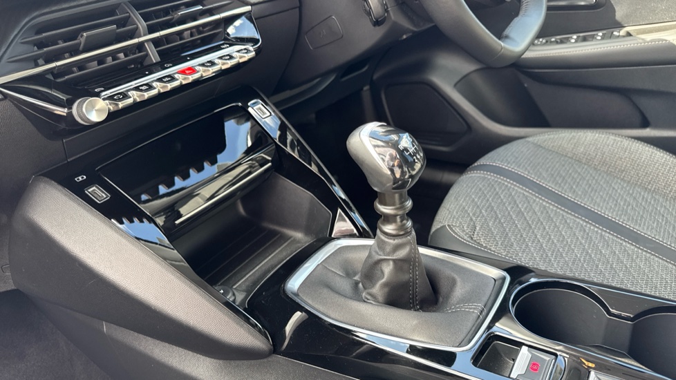 Peugeot 208 1.2 PureTech 100 Allure 5dr Petrol Hatchback - Image 13