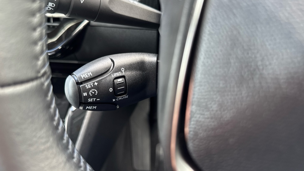 Peugeot 208 1.2 PureTech 100 Allure 5dr Petrol Hatchback - Image 22