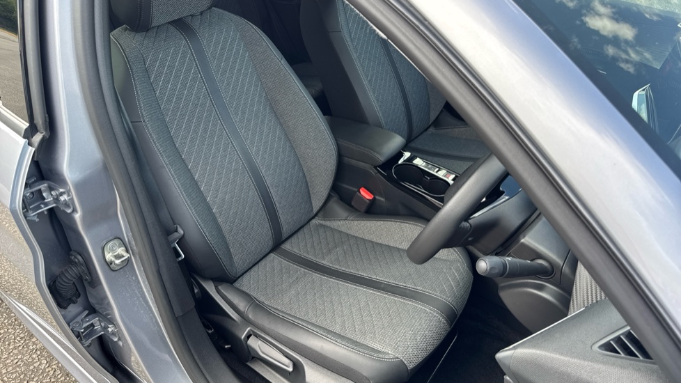 Peugeot 208 1.2 PureTech 100 Allure 5dr Petrol Hatchback - Image 26
