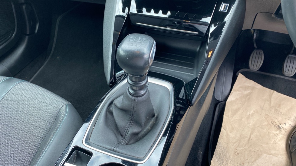 Peugeot 208 1.2 PureTech 100 Allure Premium 5dr Petrol Hatchback - Image 13