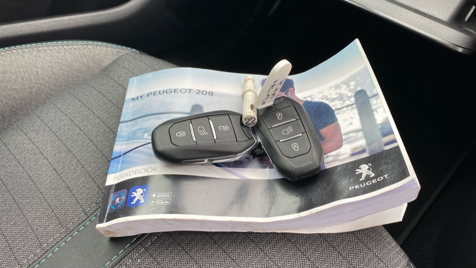 Peugeot 208 1.2 PureTech 100 Allure Premium 5dr Petrol Hatchback - Image 19