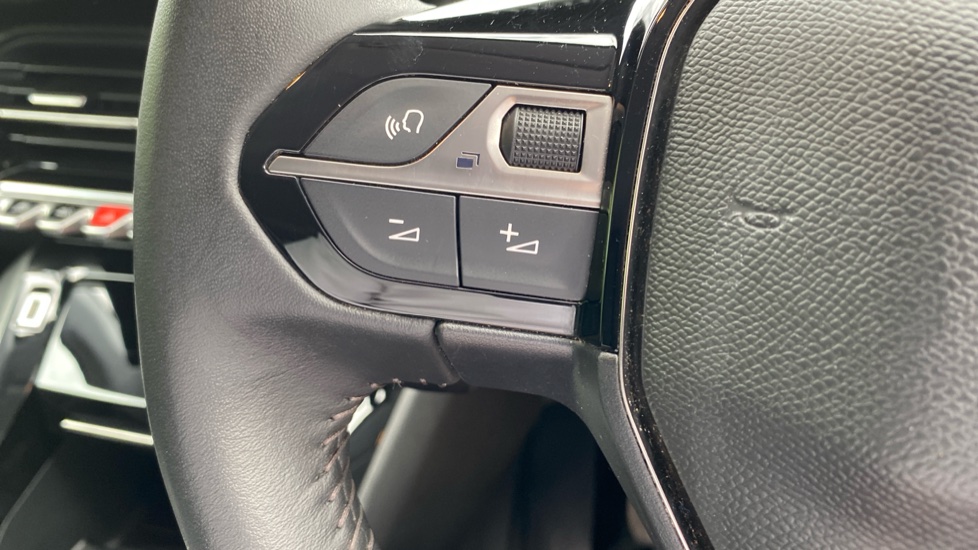 Peugeot 208 1.2 PureTech 100 Allure Premium 5dr Petrol Hatchback - Image 24