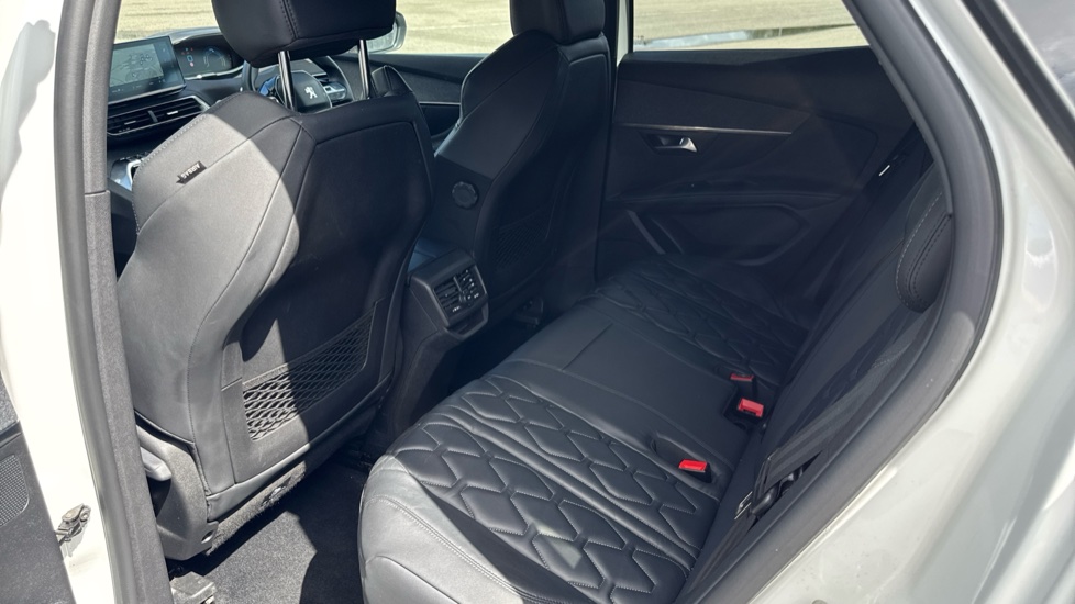 Peugeot 3008 1.6 Hybrid 180 Allure 5dr e-EAT8 Estate - Image 16