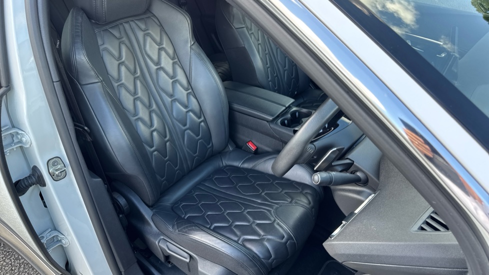 Peugeot 3008 1.6 Hybrid 180 Allure 5dr e-EAT8 Estate - Image 35