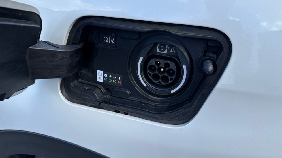 Peugeot 3008 1.6 Hybrid 180 Allure 5dr e-EAT8 Estate - Image 39
