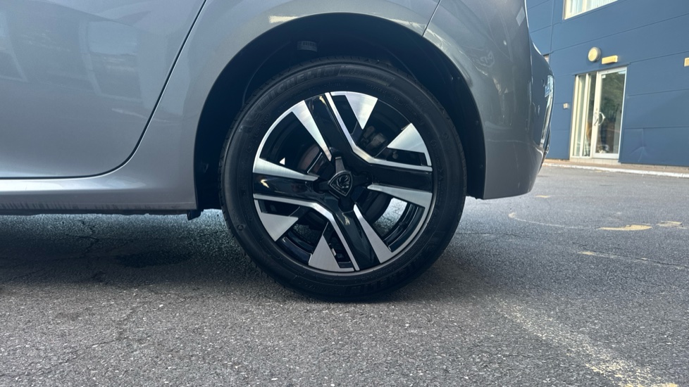 Peugeot 208 1.2 PureTech 100 Allure 5dr Petrol Hatchback - Image 7