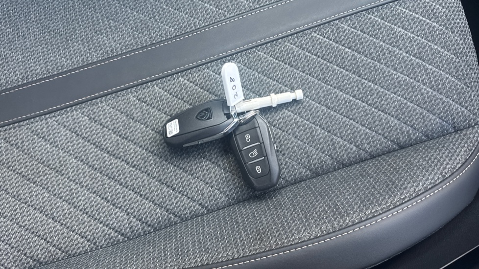 Peugeot 208 1.2 PureTech 100 Allure 5dr Petrol Hatchback - Image 17