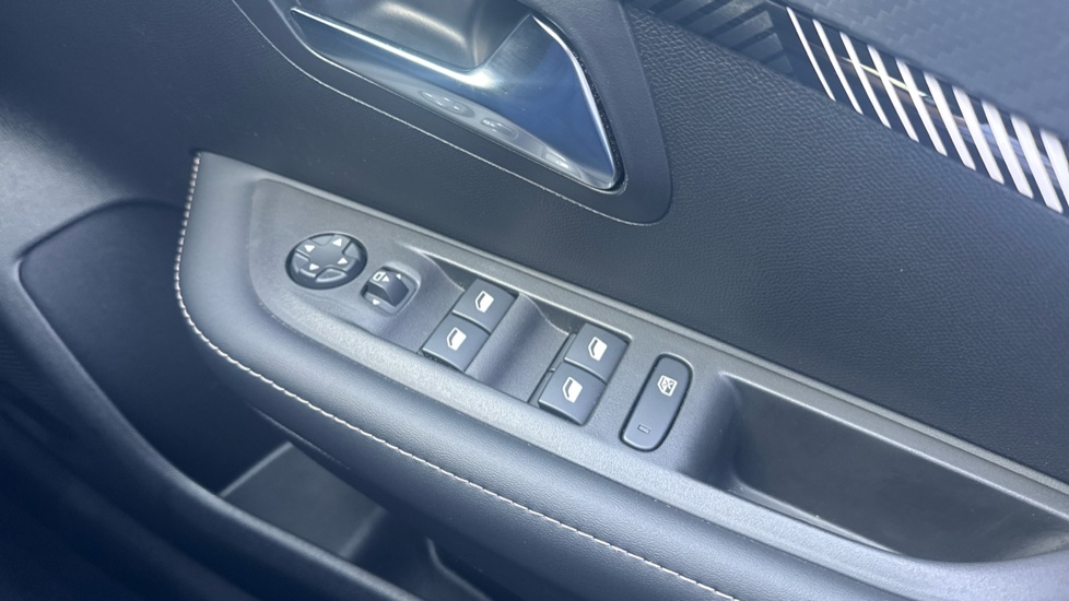 Peugeot 208 1.2 PureTech 100 Allure 5dr Petrol Hatchback - Image 26