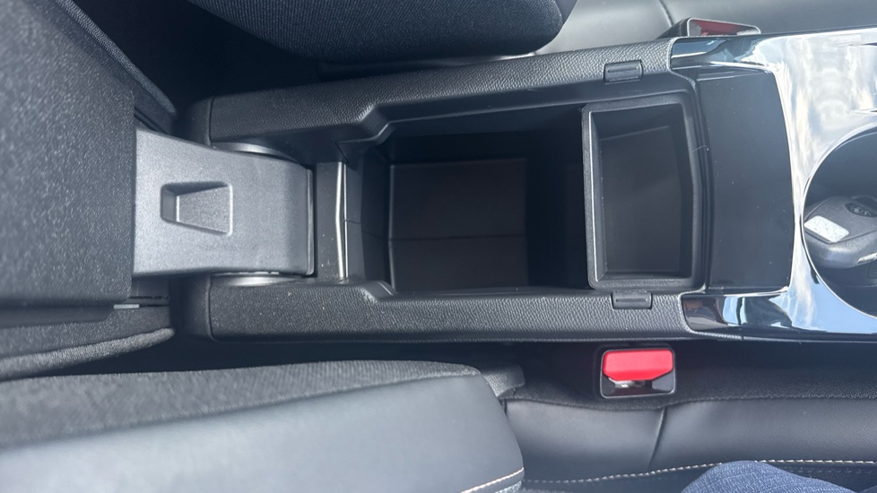 Peugeot 208 1.2 PureTech 100 Allure 5dr Petrol Hatchback - Image 31