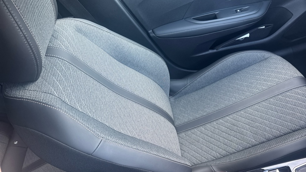 Peugeot 208 1.2 PureTech 100 Allure 5dr Petrol Hatchback - Image 32