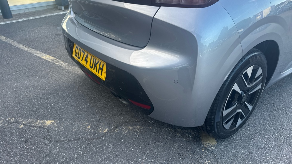 Peugeot 208 1.2 PureTech 100 Allure 5dr Petrol Hatchback - Image 35