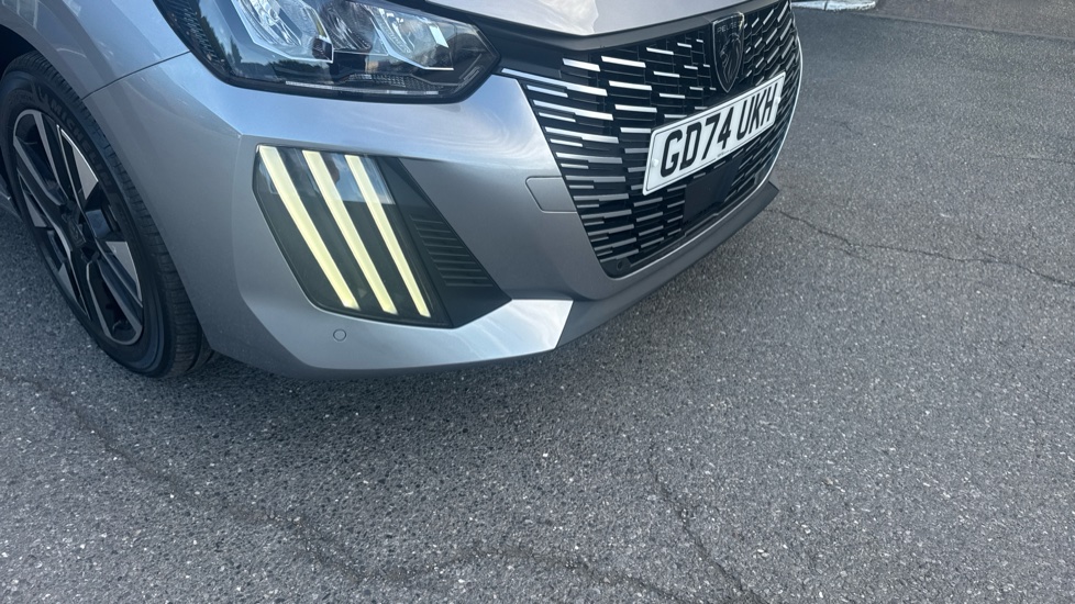 Peugeot 208 1.2 PureTech 100 Allure 5dr Petrol Hatchback - Image 38