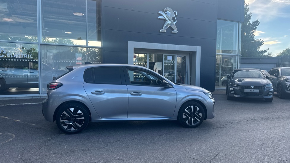 Peugeot 208 1.2 PureTech 100 Allure 5dr Petrol Hatchback - Image 40