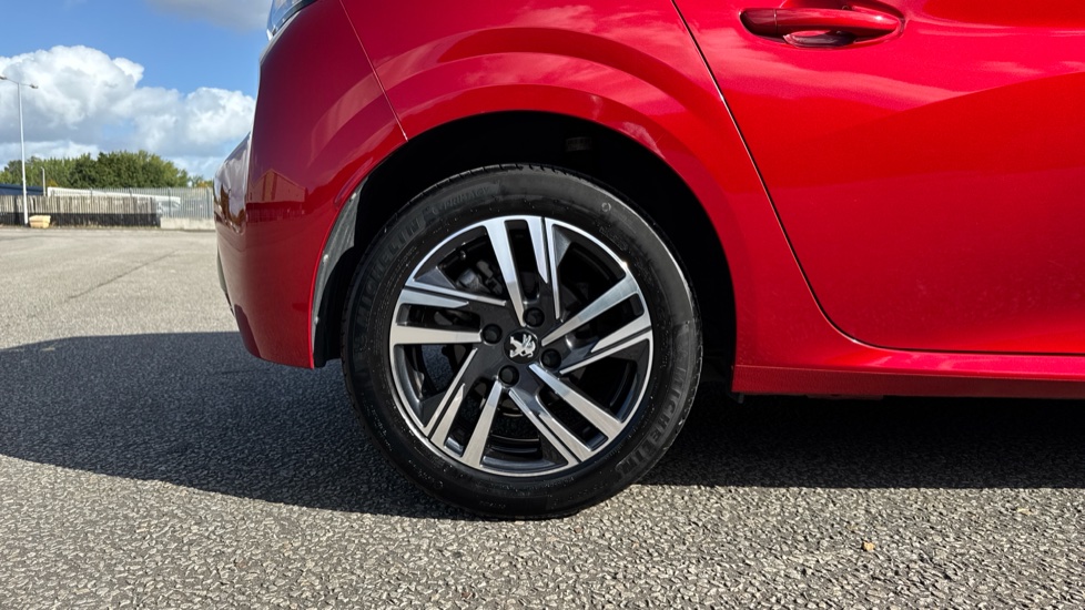 Peugeot 208 1.2 PureTech 100 Allure Premium + 5dr Petrol Hatchback - Image 7