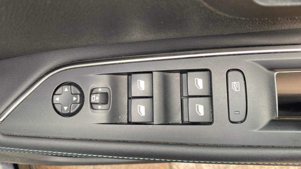 Peugeot 5008 1.2 PureTech Allure Premium+ 5dr Petrol Estate - Image 29