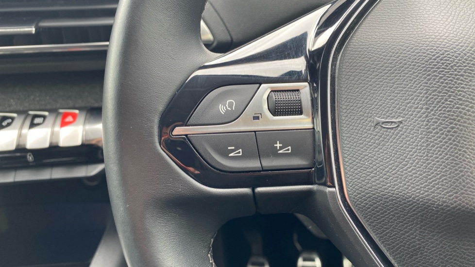 Peugeot 5008 1.2 PureTech Allure Premium+ 5dr Petrol Estate - Image 40