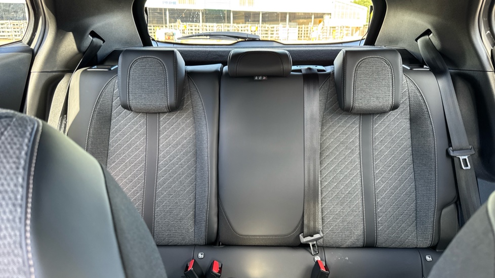 Peugeot 2008 1.2 PureTech 130 Allure 5dr Petrol Estate - Image 15