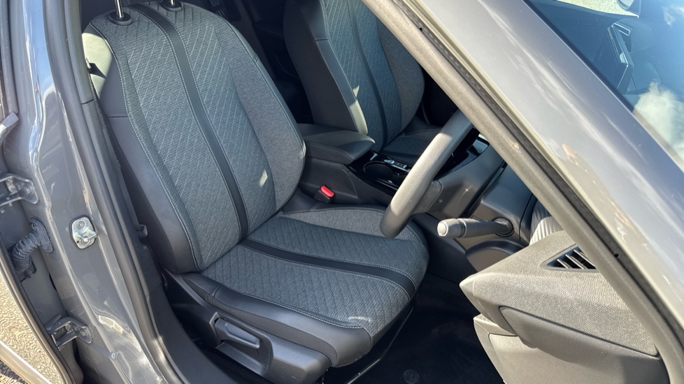 Peugeot 2008 1.2 PureTech 130 Allure 5dr Petrol Estate - Image 29