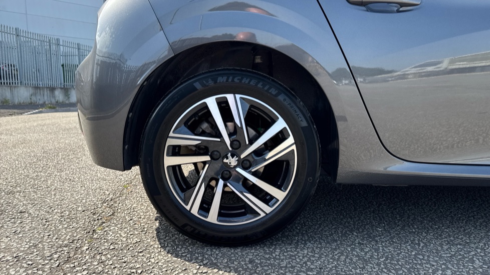 Peugeot 208 1.2 PureTech 130 Allure Premium + 5dr EAT8 Petrol Hatchback - Image 7