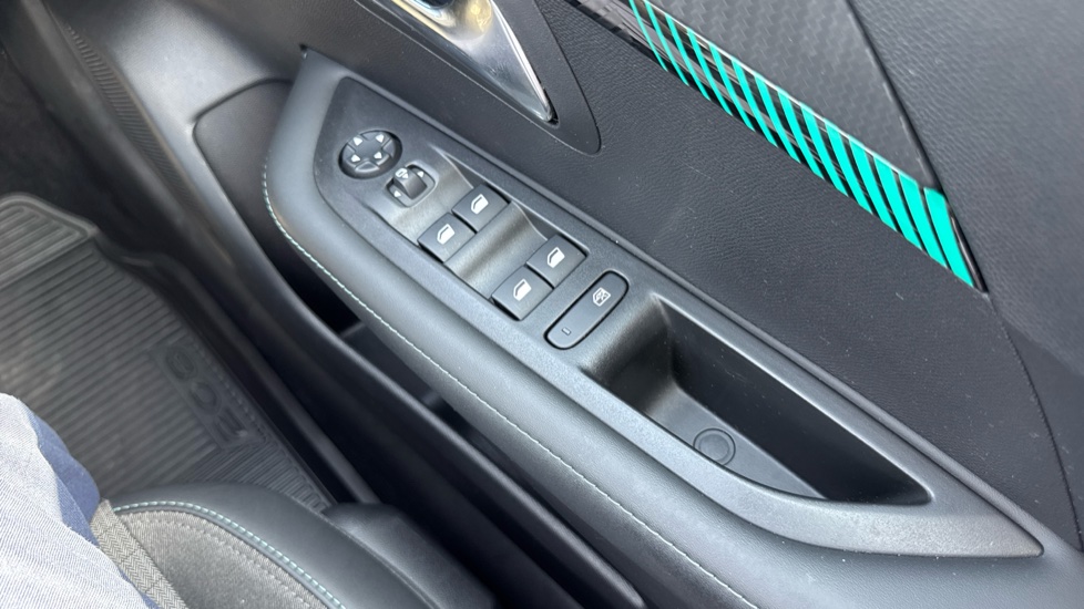 Peugeot 208 1.2 PureTech 130 Allure Premium + 5dr EAT8 Petrol Hatchback - Image 32
