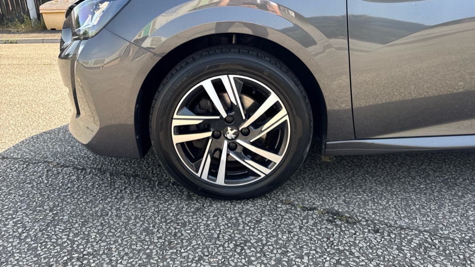 Peugeot 208 1.2 PureTech 130 Allure Premium + 5dr EAT8 Petrol Hatchback - Image 35