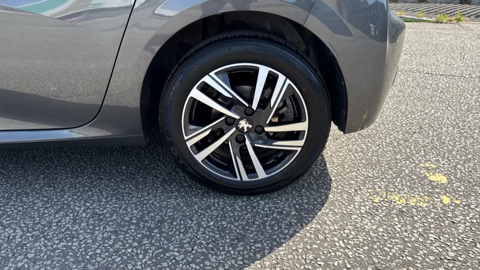 Peugeot 208 1.2 PureTech 130 Allure Premium + 5dr EAT8 Petrol Hatchback - Image 36