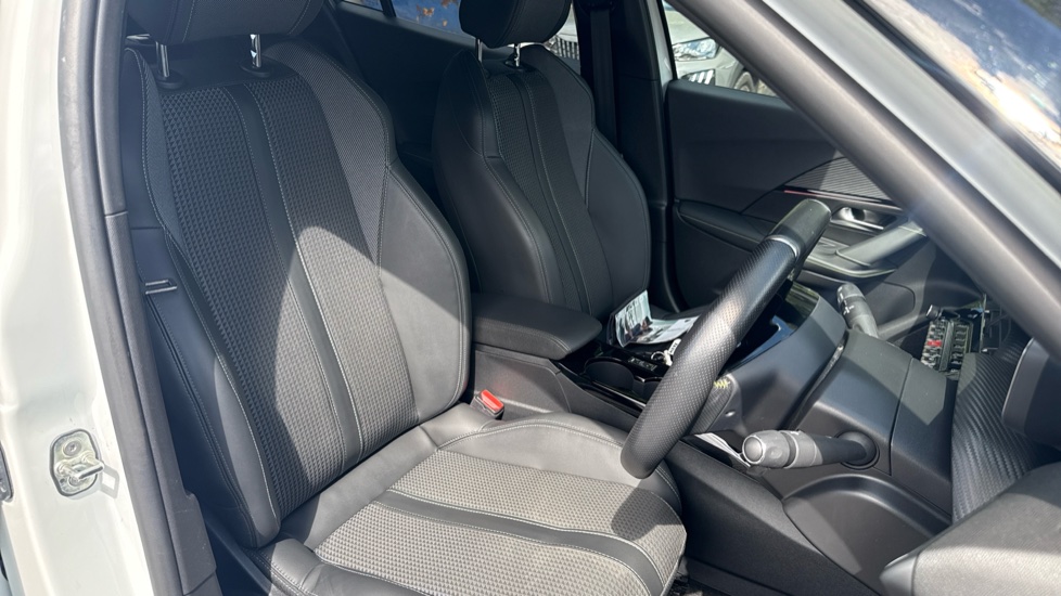 Peugeot 2008 100kW GT 50kWh 5dr Auto Electric Estate - Image 36