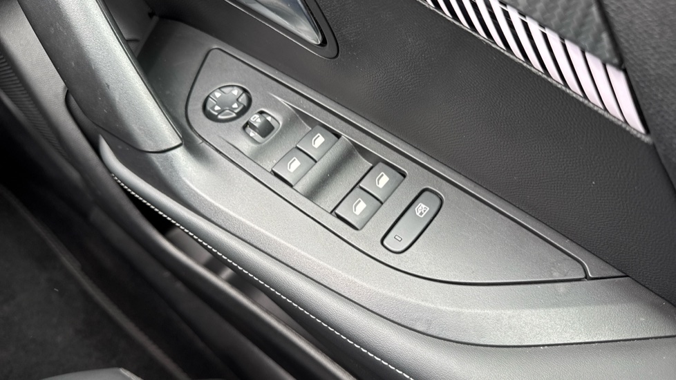 Peugeot 2008 1.2 PureTech 130 Allure 5dr Petrol Estate - Image 26
