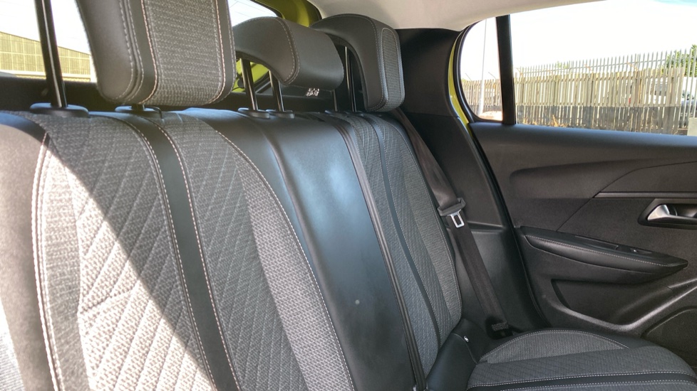 Peugeot 208 1.2 PureTech 100 Allure 5dr Petrol Hatchback - Image 16