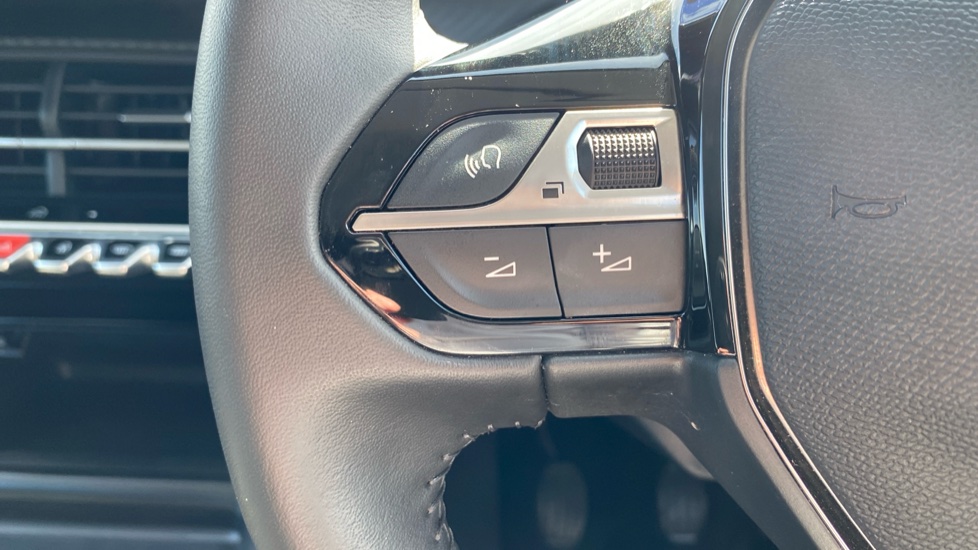 Peugeot 208 1.2 PureTech 100 Allure 5dr Petrol Hatchback - Image 24