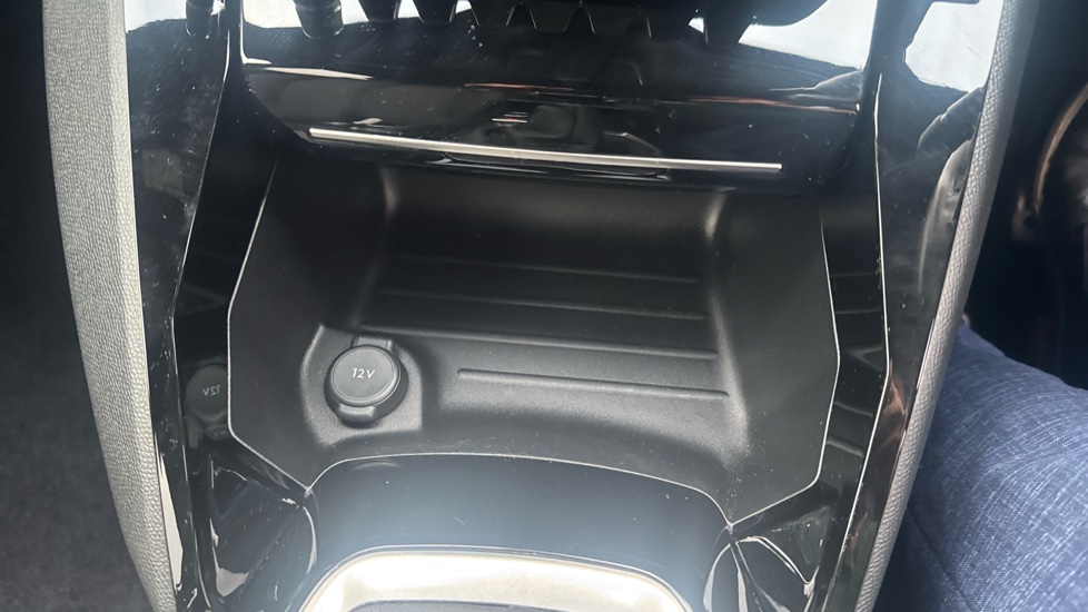 Peugeot 2008 1.2 PureTech Allure Premium+ 5dr Petrol Estate - Image 35