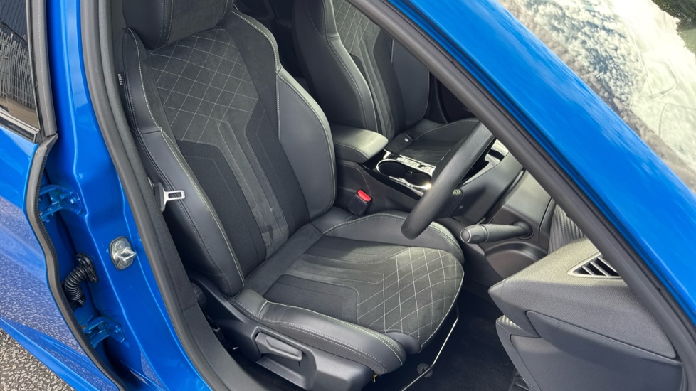 Peugeot 208 1.2 PureTech 100 GT Premium 5dr Petrol Hatchback - Image 34