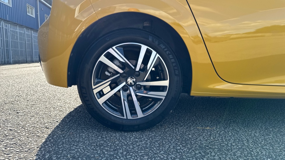 Peugeot 208 1.2 PureTech 100 Allure Premium + 5dr Petrol Hatchback - Image 7