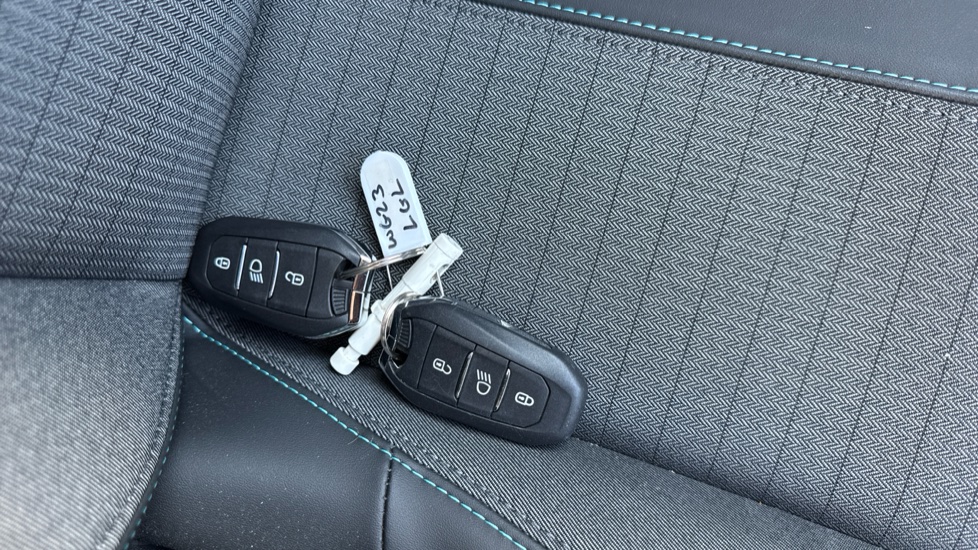 Peugeot 208 1.2 PureTech 100 Allure Premium + 5dr Petrol Hatchback - Image 19