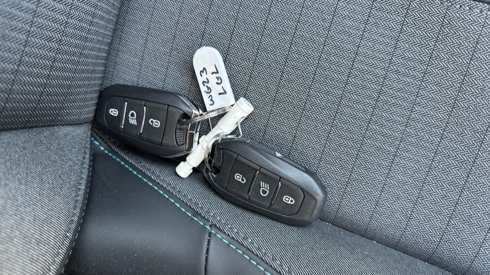 Peugeot 208 1.2 PureTech 100 Allure Premium + 5dr Petrol Hatchback - Image 20