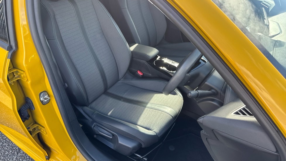 Peugeot 208 1.2 PureTech 100 Allure Premium + 5dr Petrol Hatchback - Image 31