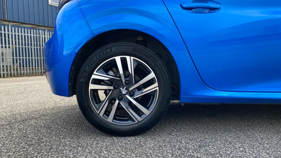 Peugeot 208 1.2 PureTech 100 Allure Premium + 5dr Petrol Hatchback - Image 7