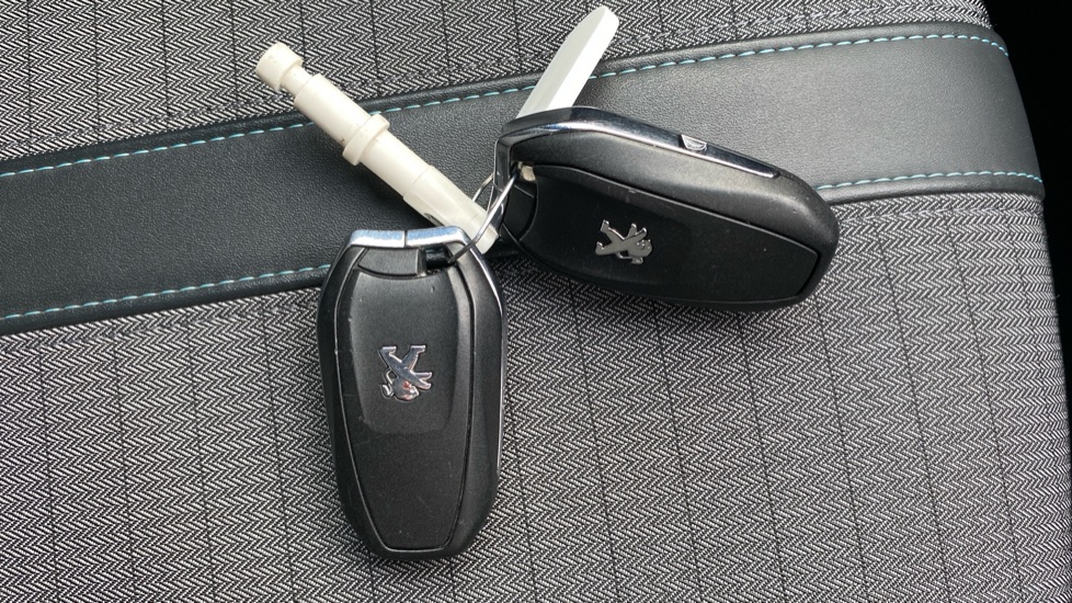 Peugeot 208 1.2 PureTech 100 Allure Premium + 5dr Petrol Hatchback - Image 20