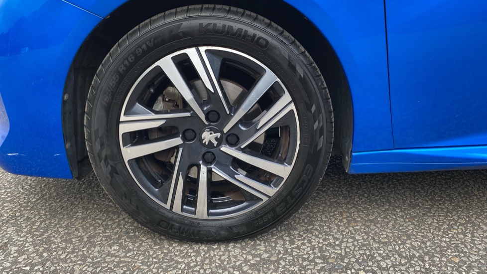 Peugeot 208 1.2 PureTech 100 Allure Premium + 5dr Petrol Hatchback - Image 37