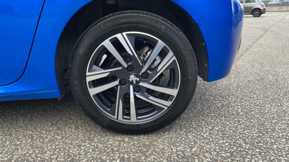 Peugeot 208 1.2 PureTech 100 Allure Premium + 5dr Petrol Hatchback - Image 38