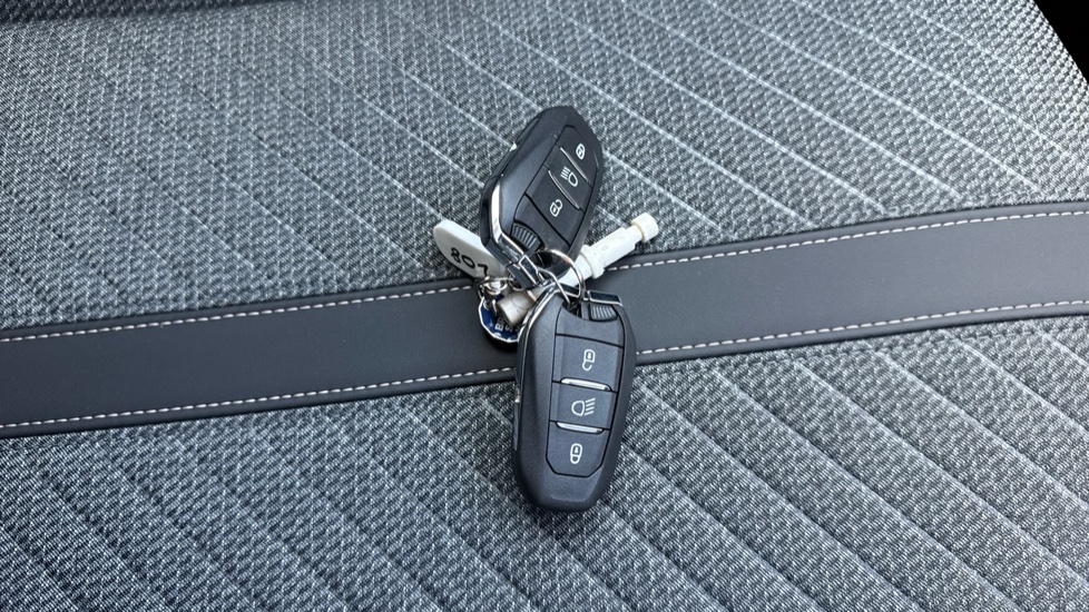 Peugeot 208 1.2 Hybrid 100 Allure 5dr e-DSC6 Petrol Hatchback - Image 20