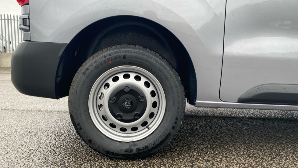 Peugeot Expert M Diesel 2.2 BlueHDi 150 Professional Van EAT8 - Image 7