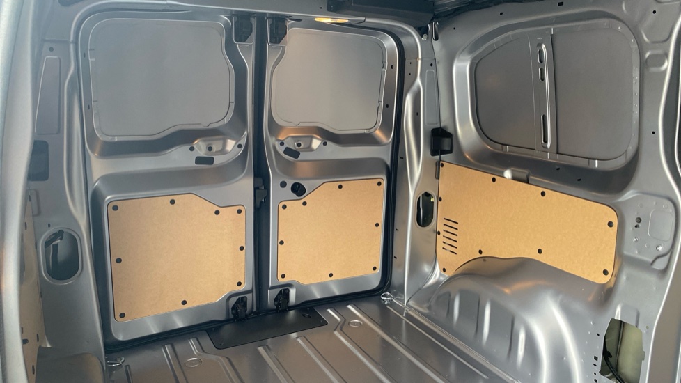 Peugeot Expert M Diesel 2.2 BlueHDi 150 Professional Van EAT8 - Image 15
