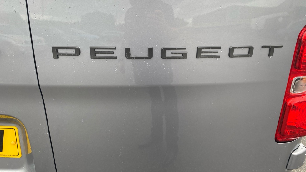 Peugeot Expert M Diesel 2.2 BlueHDi 150 Professional Van EAT8 - Image 22
